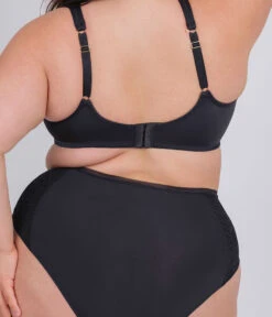The Minimizer Bra Bundle: Jet Black/Toasted Almond 11 The Minimizer Bra Bundle: Jet Black/Toasted Almond -Wear Lively Shop 5 on model front minimizer bra bundle jet black